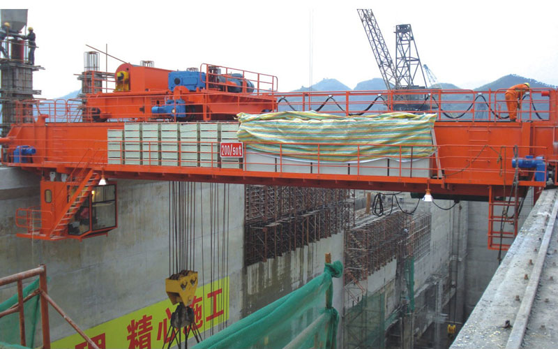 m_为湖南湘投控股有限公司生产的200T 50T桥式起重机